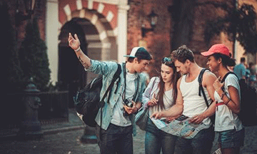 discovereu-friends-sightseeing-with-map