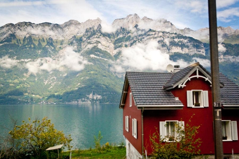 Panorama dal finestrino di un treno in Austria