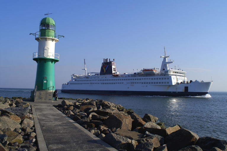 Traghetto Finnlines in uscita dal porto