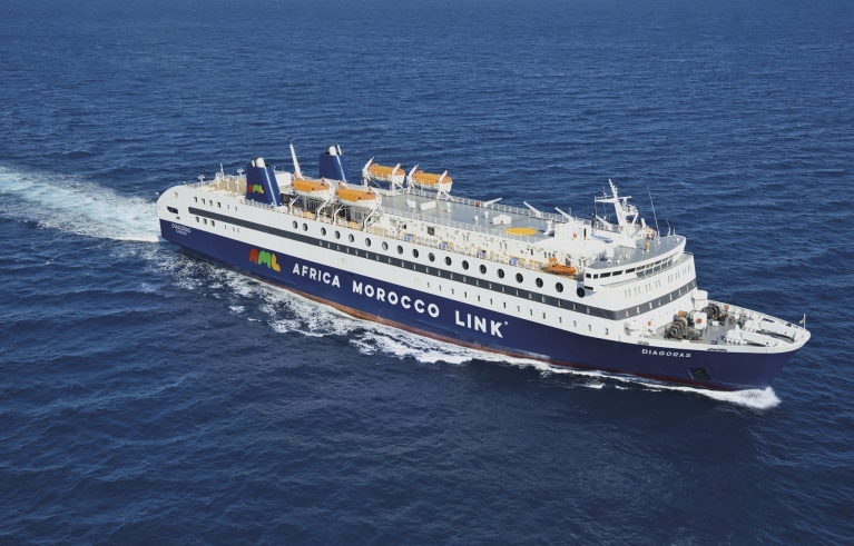 Un ferry AML en pleine mer