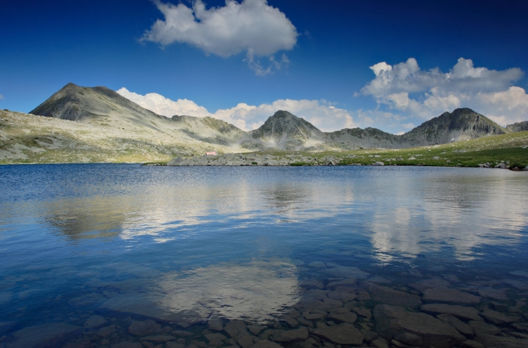 Lac glaciaire dans le parc national du Pirin
