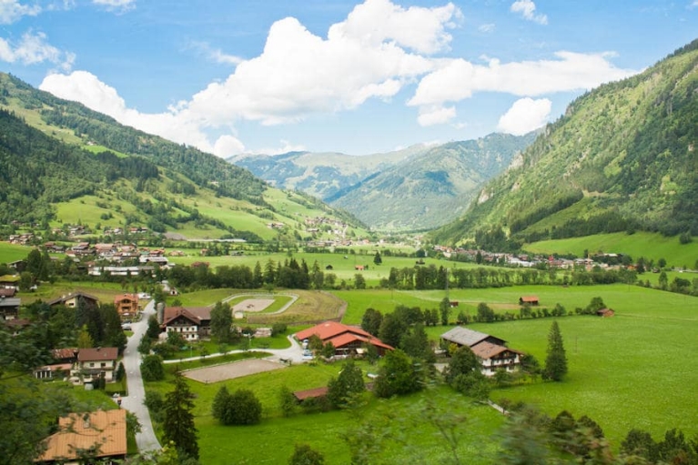 Panorama dal finestrino di un treno in Austria