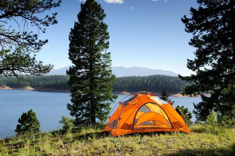 Tenda in un campeggio vicino a un lago