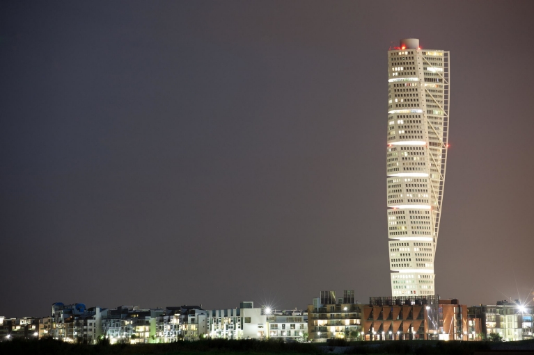 Le gratte-ciel Turning Torso de nuit, à Malmö en Suède